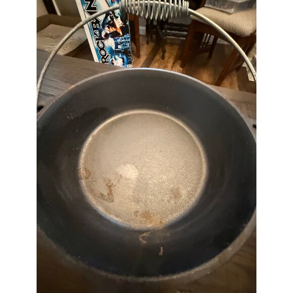 Vintage 12" Cast Iron Dutch Oven with Lid – Heavy-Duty Cookware - Picture 4 of 6